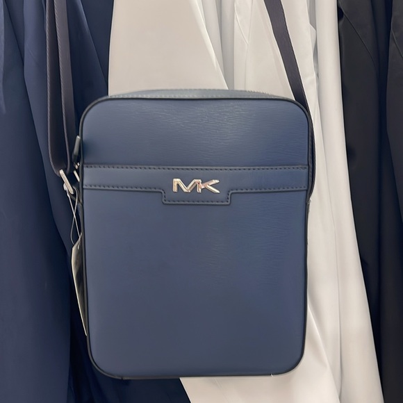 Michael Kors Cooper Flight Crossbody Bag
Navy 
NWT - Picture 15 of 16